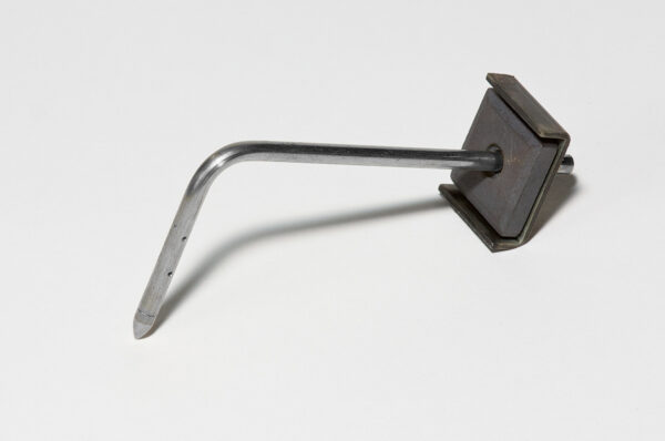 DBASTATPROB - Sonda de Presión Estática Magnética. Para medir presión en conductos (Duct Blaster/TrueFlow). Base magnética. Fabricante: The Energy Conservatory. Descripción La Sonda de Presión Estática se utiliza para medir la presión en una línea de conducto de suministro o pleno de suministro durante una prueba de presurización de fugas de conductos Duct Blaster®, así como las mediciones de presión de operación con nuestro Medidor de Flujo de Manejadora de Aire TrueFlow®. Cuenta con una base magnética para fijarse de forma segura a los conductos de acero durante el uso y está diseñada para conectarse a la manguera ID de 1/8" de TEC. La sonda encajará en un orificio de 1/4" a 3/8" de diámetro. Especificaciones Técnicas Especificaciones de la Sonda de Presión Estática (Magnética). Construcción Hecha de acero inoxidable Cuatro orificios de detección de .040 pulgadas perforados radialmente Inserción Longitud de inserción 4 pulgadas Requiere orificio de 1/4 – 3/8 pulgadas Incluye Una sonda de presión estática magnética. Descargas Folleto Duct Blaster Variantes: [DBASTATPROB] Sonda de Presion Estatica Magnetica