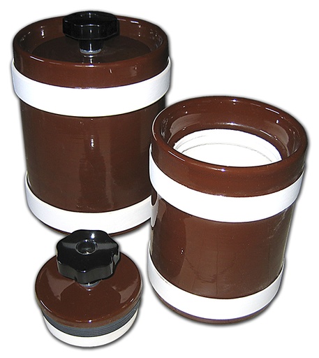 [ceramic-8] Jarras Cilíndricas De Porcelana. Equipamiento de laboratorio e industrial de Ceramic Instruments, especializado para molienda - mezcla y aplicaciones relacionadas. Jarras Cilíndricas De Porcelana Galería del Producto Jarras Cilíndricas De Porcelana Jarras de porcelana para uso en molinos de rodillos ideales para la molienda y mezcla de materiales en laboratorio. Descripción Detallada Estas jarras de porcelana de alta alúmina son el recipiente ideal para la molienda húmeda o seca de una amplia variedad de materiales en molinos de rodillos. Su alta resistencia al desgaste y su pureza química aseguran una molienda eficiente con una mínima contaminación de la muestra lo que las hace perfectas para la preparación de esmaltes pigmentos y otras formulaciones sensibles. Datos Técnicos Característica Valor Nombre del Producto Jarras Cilíndricas De Porcelana ID del Producto / Modelo 8 Categoría de Producto Molienda - Mezcla Fabricante Ceramic Instruments País de Origen Italia Variantes: [CI_8] Jarras Cilindricas De Porcelana